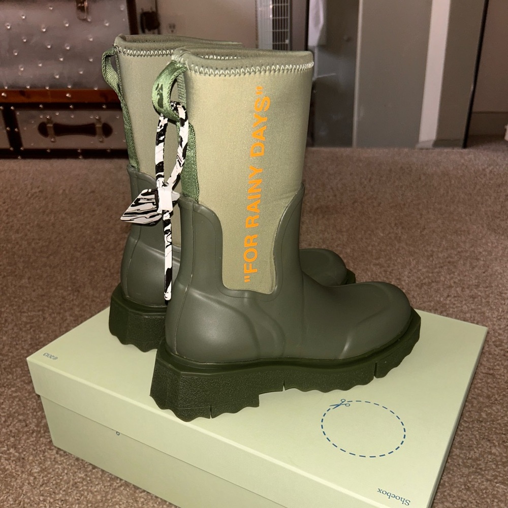 OFF-WHITE RAIN BOOT — SIZE 37, EXCELLENT CONDITION